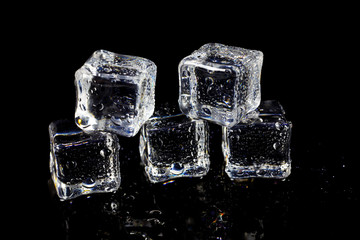 Obraz premium ice cubes reflection on black table background.
