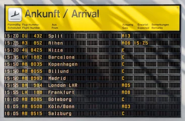 Cercles muraux Aéroport Horaires de l& 39 aéroport indiquant les heures d& 39 arrivée à Berlin. Arrivées dans le monde