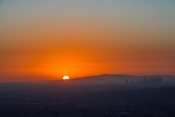Santa Monica の向こうに沈む夕日 / Downtown LA の向こう、Santa Monica に沈む夕日です