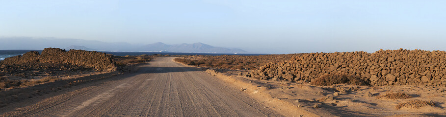 Fuerteventura, Isole Canarie: il paesaggio dell'isola con le montagne e la luce del tramonto il 31 agosto 2016