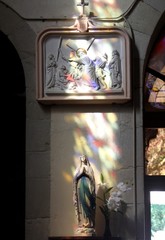 lumière de vitrail se reflétant sur une statue de la vierge Marie