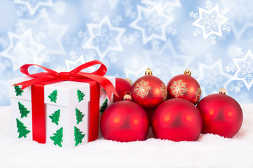 Fototapeta na wymiar Weihnachten Weihnachtsgeschenke Geschenke Winter Schnee rote Wei