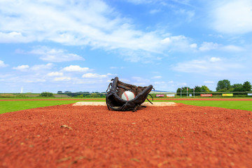 Baseballplatz im Sonnenlicht mit Baseballhandschuh und Ball