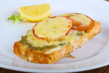 Baked salmon with pesto