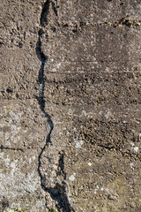 Risse in der Hauswand