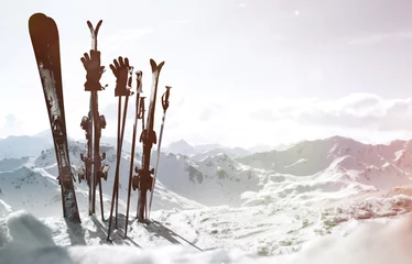 Foto op Plexiglas Skier stecken im Schnee © lassedesignen