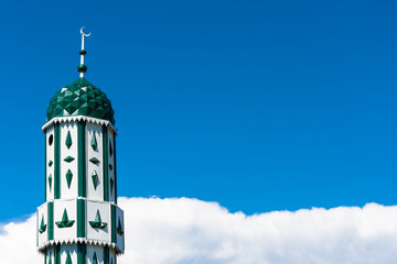 Obraz premium The green dome of the mosque.