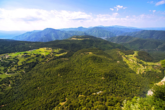 vistas aereas de paisaje en girona central,con arboles caminos prados y monta&ntilde;as