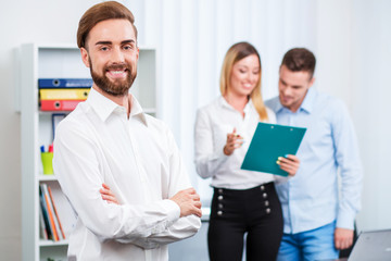 Obraz premium Happy smart business man with team mates