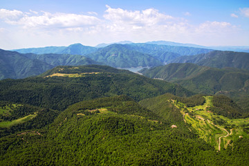 Fototapeta na wymiar vistas aereas de paisaje en girona central,con arboles caminos prados y montañas
