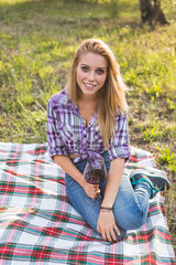 Obraz premium Girl with glass of wine resting in the garden