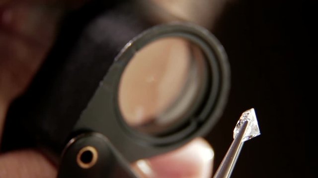 Diamond examination,examining diamond thoroughly through loupe