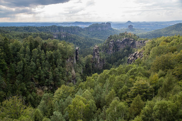 Däumling und Domnadel, im Horizont Falkenstein und Schrammsteine, Nationalpark Sächsische Schweiz