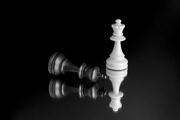 Scacchi fotografati su uno specchio