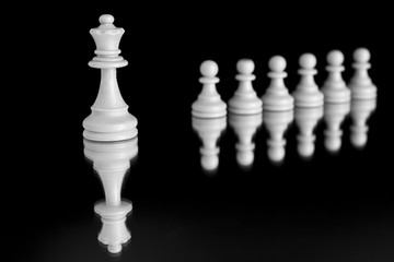 Scacchi fotografati su uno specchio