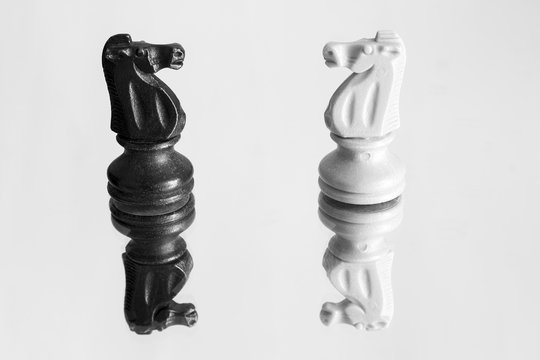 Scacchi fotografati su uno specchio