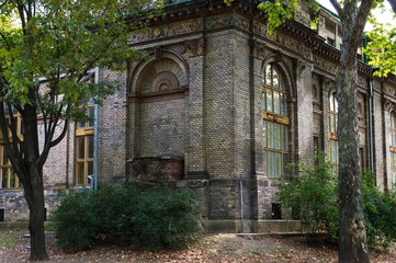 Fototapeta na wymiar Abandoned brick building in the park