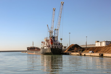 Fototapeta premium Italien, Toscana, Riviera, Livorno, Hafen, Seehafen, Fähren, Schiffe, Boote, Motorbote, Fähre, Autofähre, Elba, Stadthafen, Fährhafen, Schifferboot, Fischfang, Kutter, Segelboot