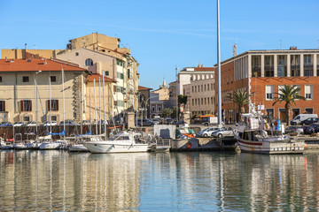 Italien, Toscana, Riviera, Livorno, Hafen, Seehafen, Fähren, Schiffe, Boote, Motorbote, Fähre, Autofähre, Elba, Stadthafen, Fährhafen, Schifferboot, Fischfang, Kutter, Segelboot