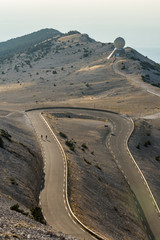Fototapeta premium Mont Ventoux Aufstieg mit zwei Radfahrern und Observatorium
