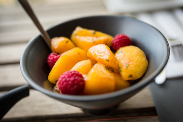 Frühstück Obstsalat mit Pfirsich und Himbeere