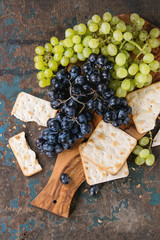 Red and white grapes with crackers