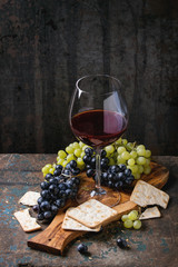 Red and white grapes with crackers