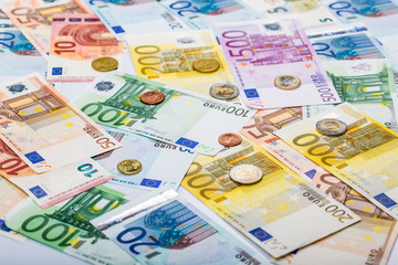Obraz premium Closeup of banknotes and coins