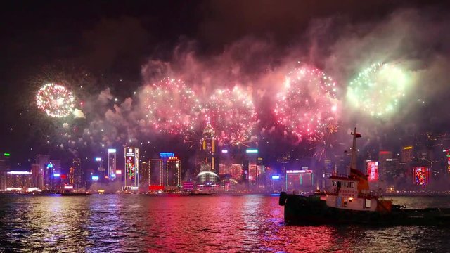 Chinesisches Neujahrsfest in Hongkong mit Feuerwerk