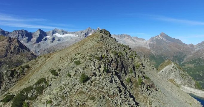 Sorvolo cresta di montagna - Aerial view 4K