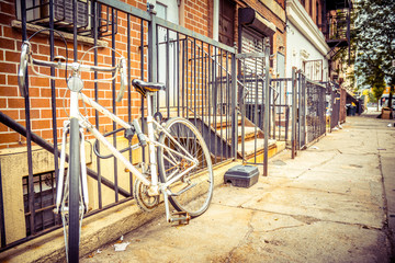 Fototapeta na wymiar vintage bike standing at wall in williamsburg, brooklyn