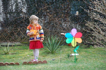 dziecko w kolorowym ubraniu w ogrodzie