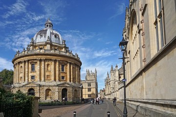 Fototapeta na wymiar Oxford University, looking down Catte Street from High Street