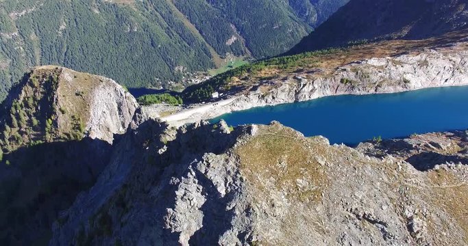 Sorvolo montagna - Cime in alta quota e lago - Aerial view 4k
