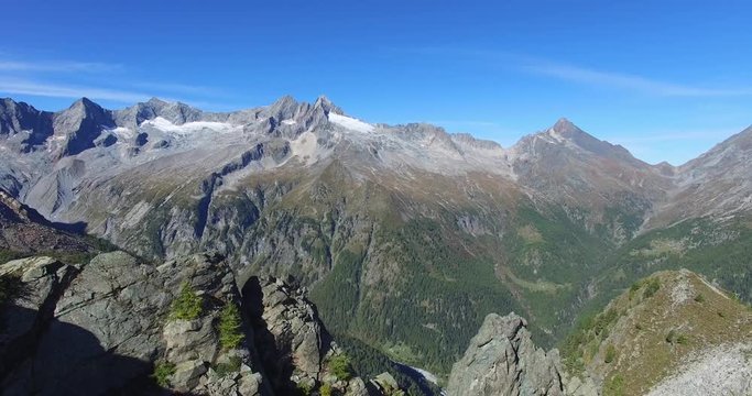Sorvolo panoramico con drone in montagna - Aerial view 4k