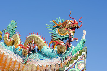 Fototapeta na wymiar The Chinese dragon on the temple roof.