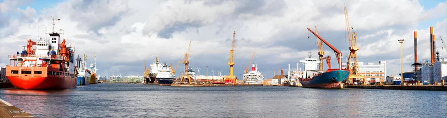 Papier Peint photo autocollant Porte Schiffe im Hafen von Bremerhaven, Panorama