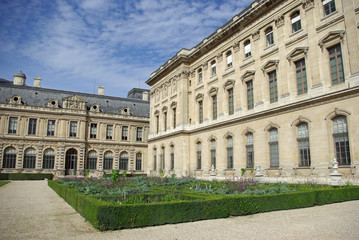 Fototapeta na wymiar Jardin de l'Infante au palais du Louvre à Paris, France