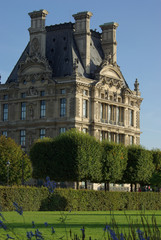 Fototapeta premium Pavillon du Louvre et Jardin des Tuileries à Paris, France
