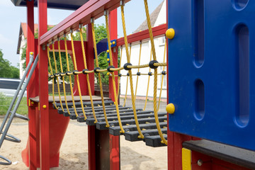 Fototapeta na wymiar Spielplatz / Spielplatz mit Brücke zum klettern
