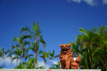 Obraz premium Okinawa Sisa i błękitne niebo
