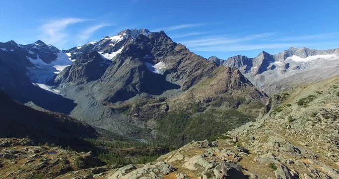 Vista su ghiacciai e cime di montagna