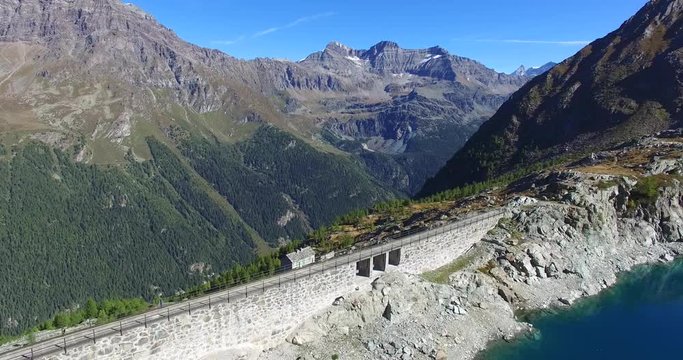 Muro diga artificiale in alta montagna - Aerial view 4k