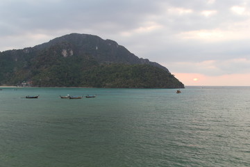 Naklejka premium Boat on sunset