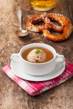 Speckknödel, ein Tiroler Knödel in der Suppe