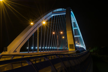Naklejka premium Apollo Bridge w Bratysławie Słowacja w nocy na zielono