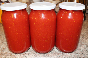 Kırmızı acı biber sosu