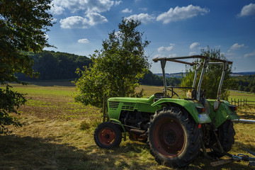 Traktor am Feld im Spätsommer