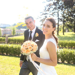 Bellissimi sposi sorridono mentre passeggiano nel giardino 