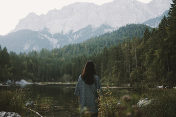 Ein Morgen in der Landschaft des Eibsees am Fuße der Berge